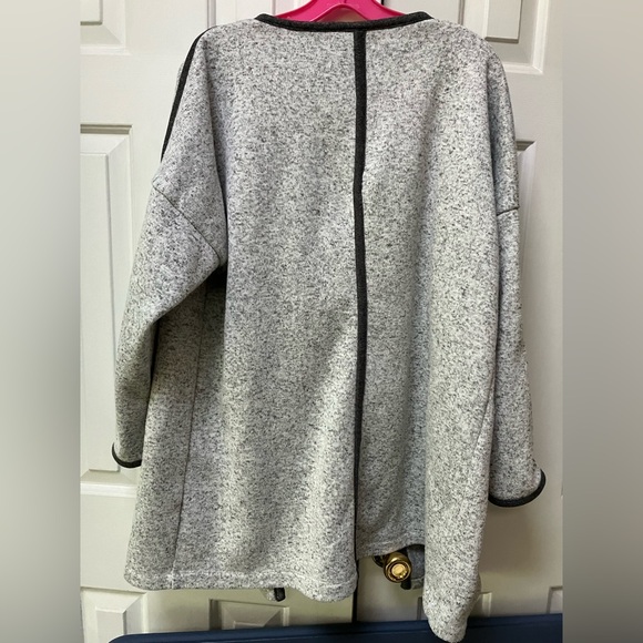 Full sized Banana Republic. Heather Gray, trimmed in dark gray. 2 pockets. XL. - Picture 4 of 5
